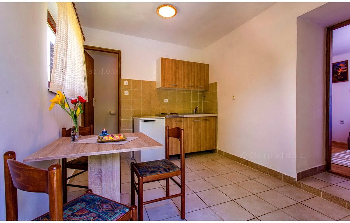 Zona di Dobrinja, casa vacanze semi-indipendente con 4 appartamenti, in vendita !!