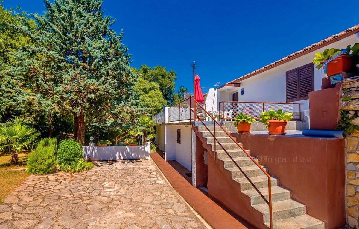 Zona di Dobrinja, casa vacanze semi-indipendente con 4 appartamenti, in vendita !!