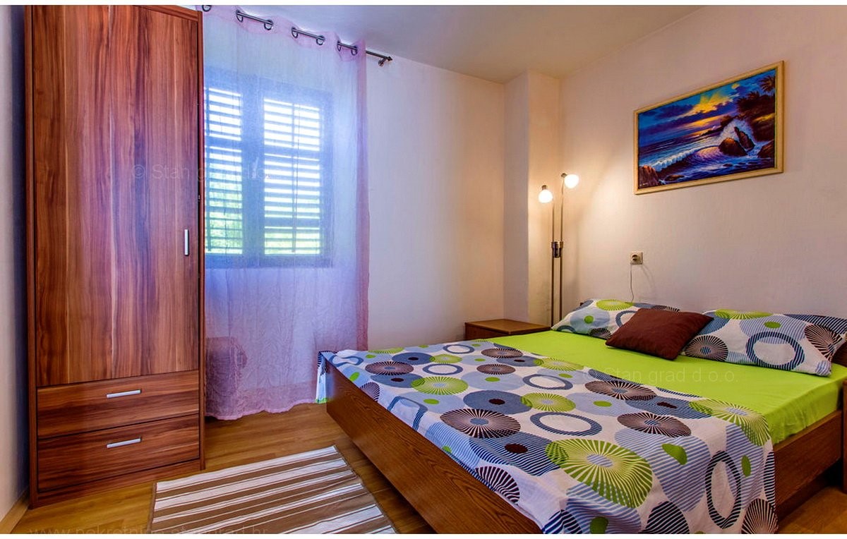 Zona di Dobrinja, casa vacanze semi-indipendente con 4 appartamenti, in vendita !!