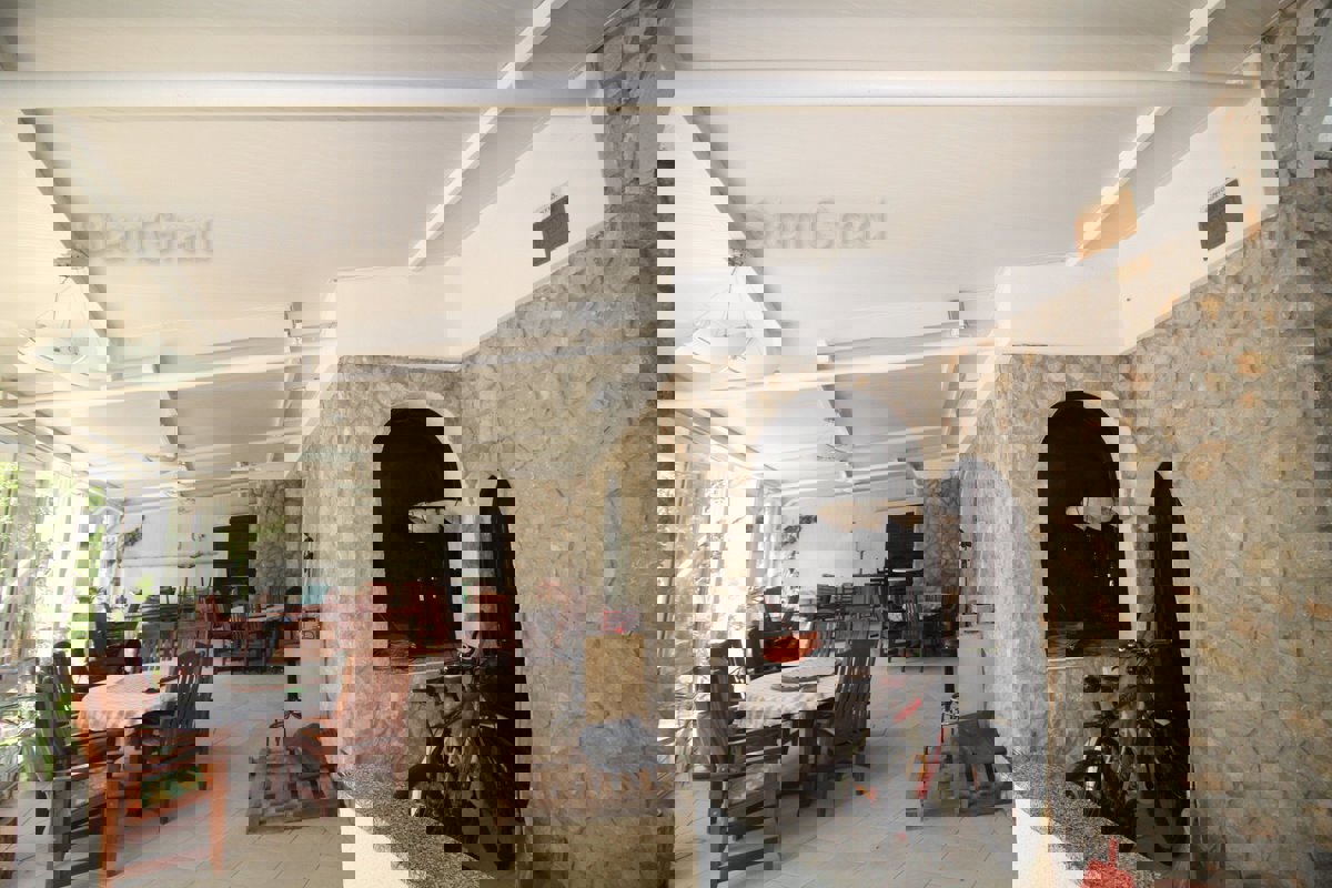 Business hotel con 7 appartamenti e ristorante nel centro di Malinska