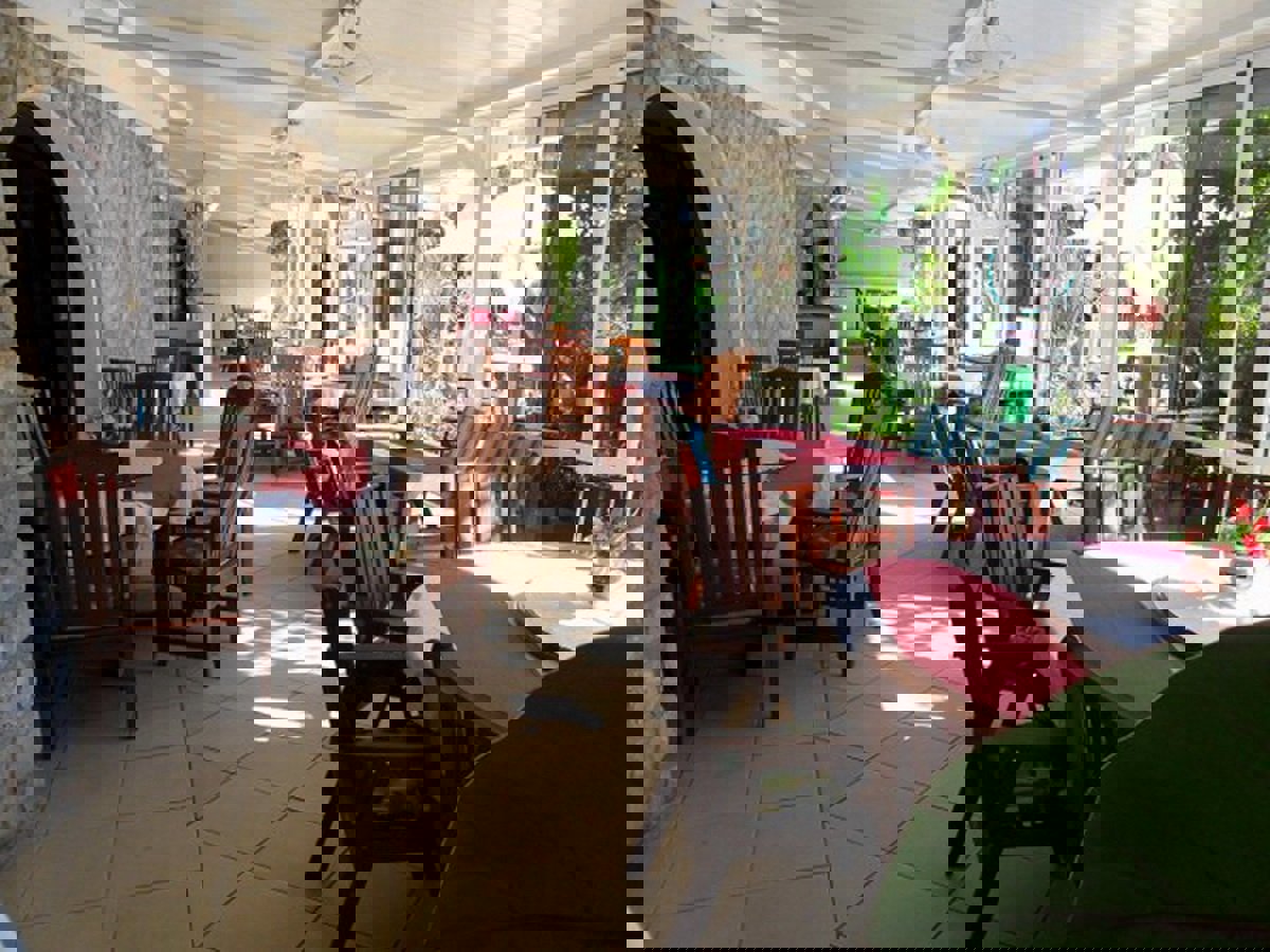 Business hotel con 7 appartamenti e ristorante nel centro di Malinska