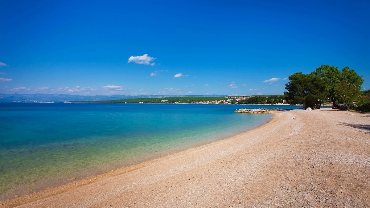 Malinska, dintorni, terreno edificabile in una posizione eccezionale; PROPRIO VICINO ALLA SPIAGGIA!