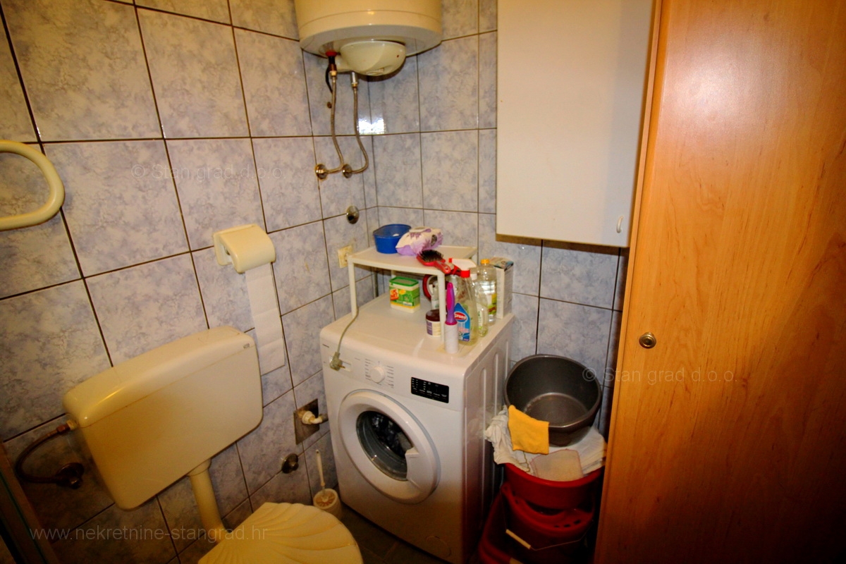 Malinska, dintorni, appartamento al 1° piano con giardino e altro appartamento mansardato allo stato grezzo