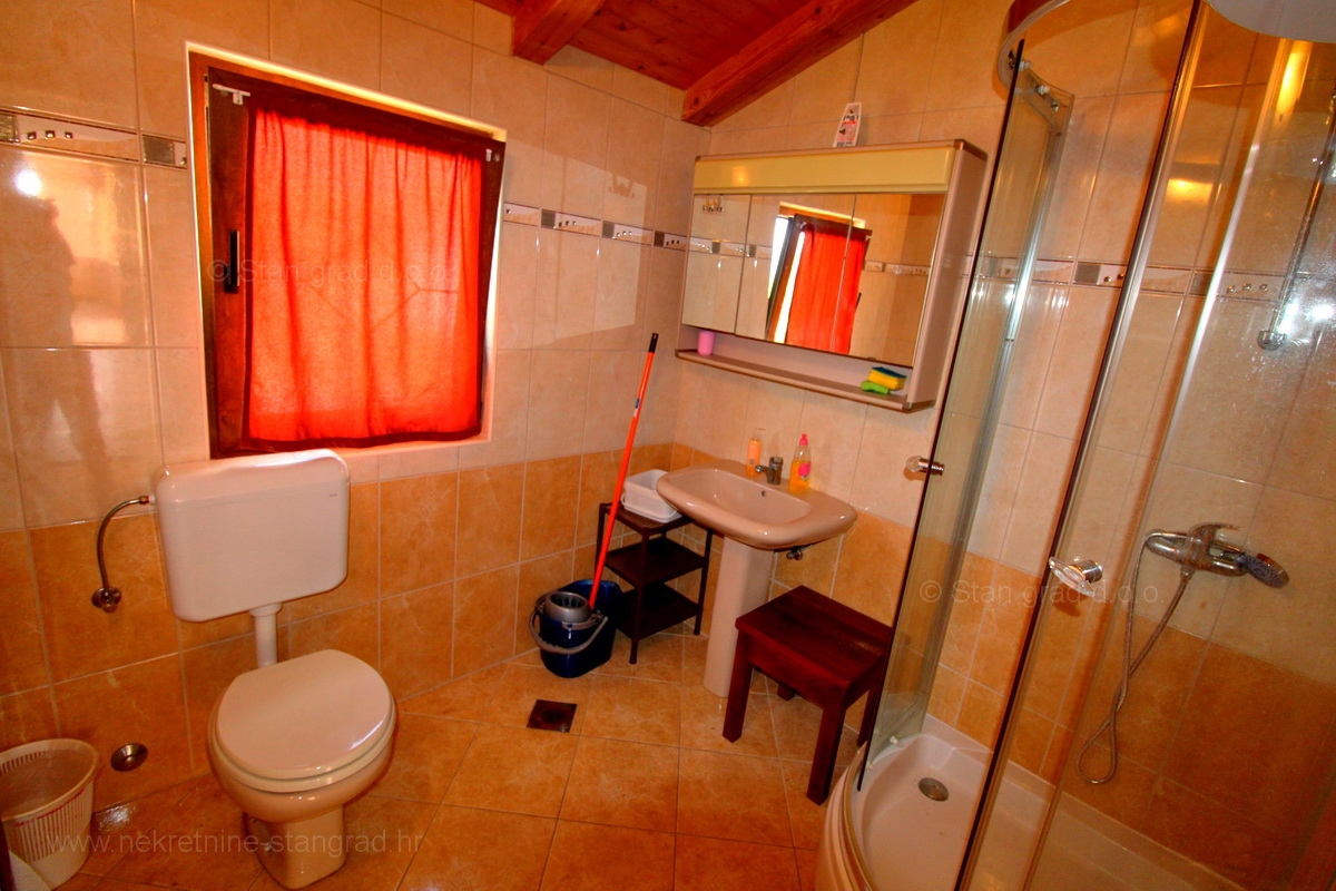 Malinska dintorni, casa in pietra con due appartamenti con piscina!