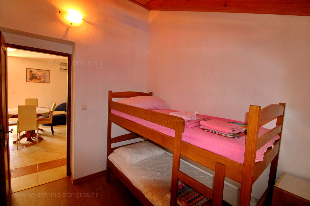 Malinska dintorni, casa in pietra con due appartamenti con piscina!