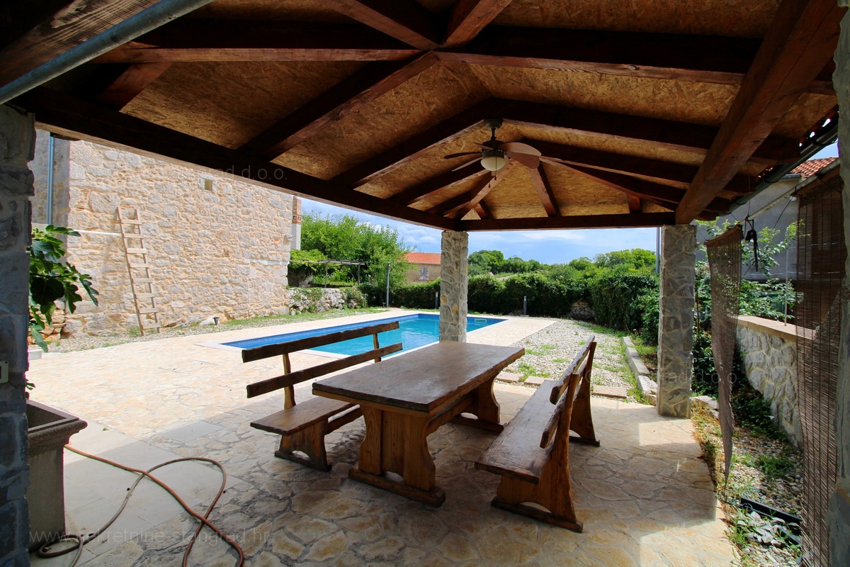Malinska dintorni, casa in pietra con due appartamenti con piscina!