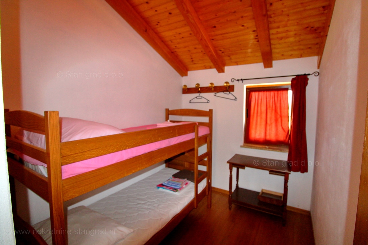 Malinska dintorni, casa in pietra con due appartamenti con piscina!