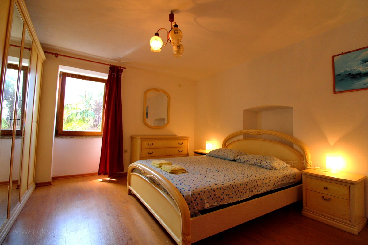 Malinska dintorni, casa in pietra con due appartamenti con piscina!