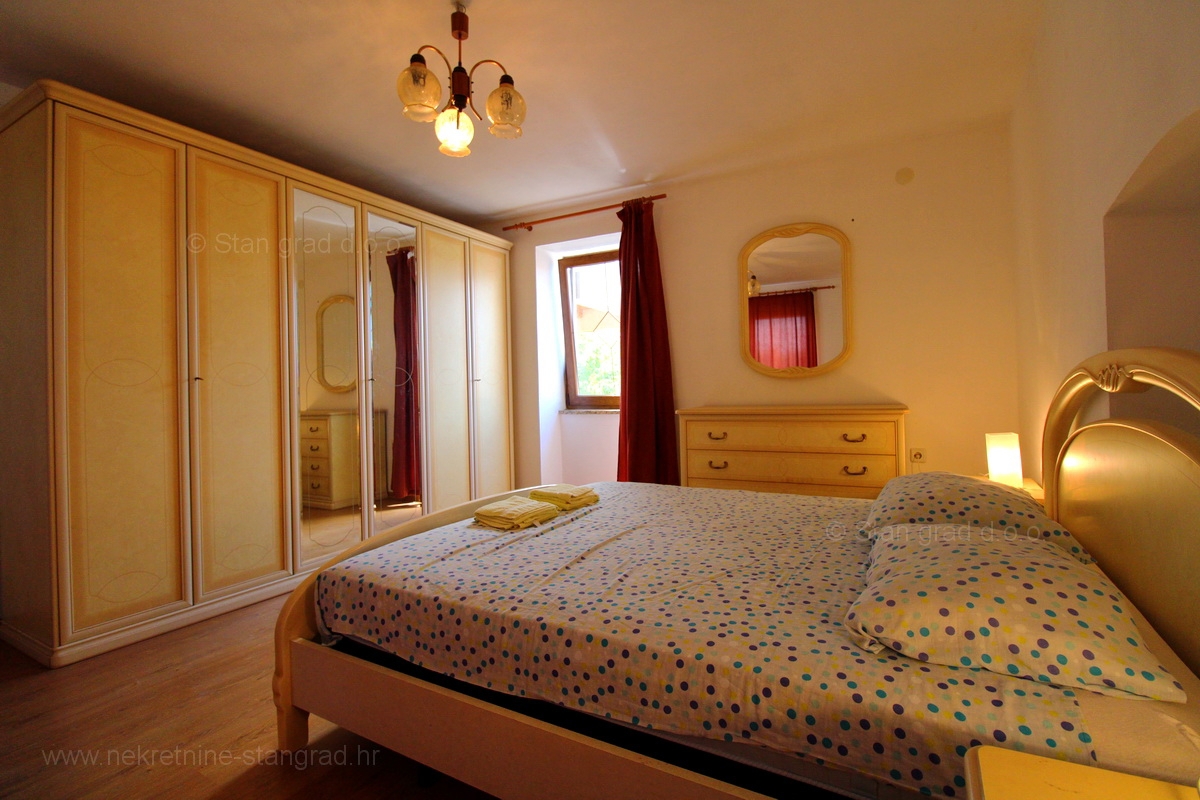 Malinska dintorni, casa in pietra con due appartamenti con piscina!