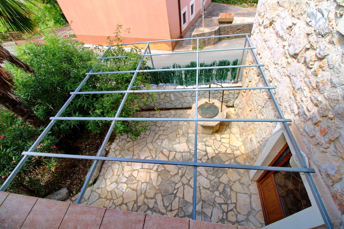 Malinska dintorni, casa in pietra con due appartamenti con piscina!