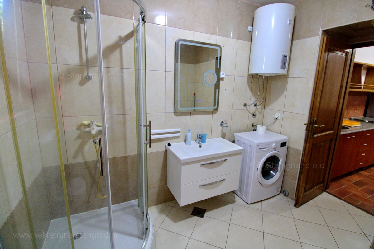 Malinska dintorni, casa in pietra con due appartamenti con piscina!