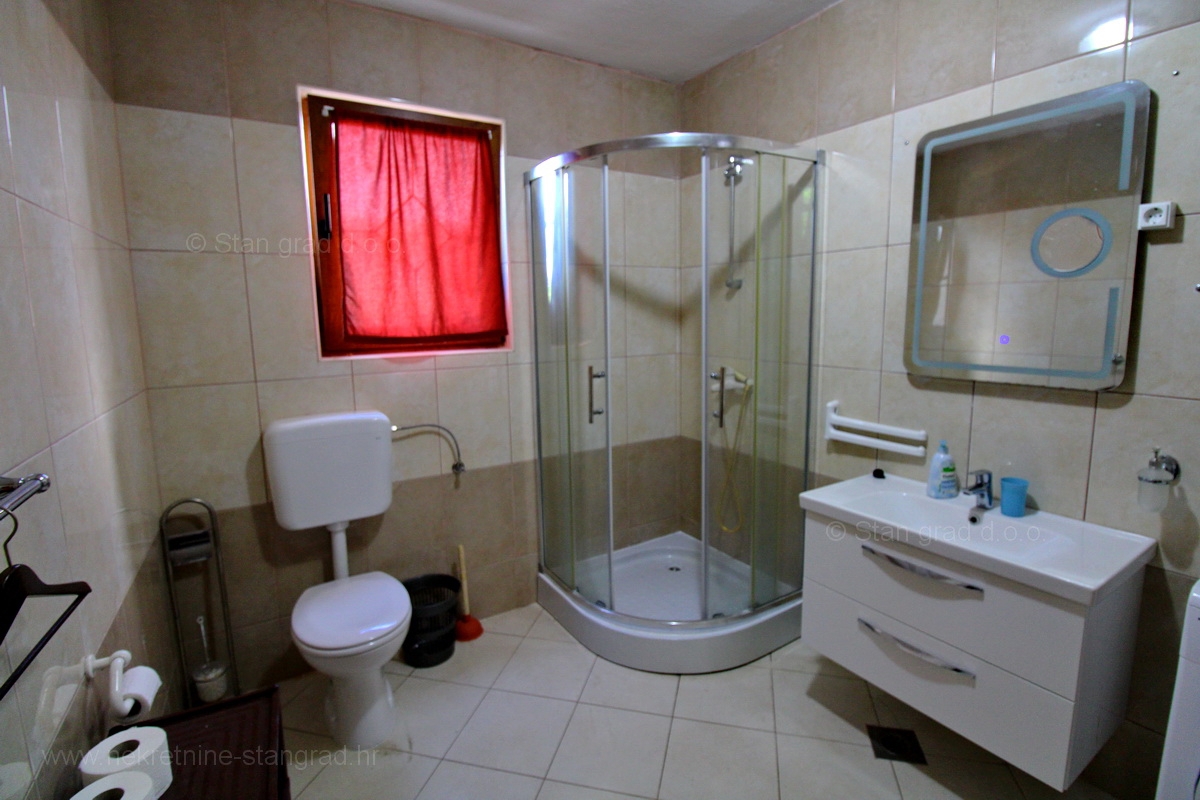 Malinska dintorni, casa in pietra con due appartamenti con piscina!