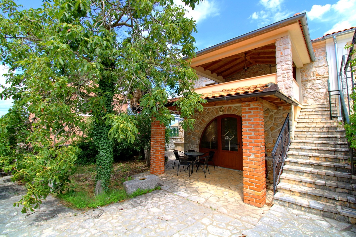 Malinska dintorni, casa in pietra con due appartamenti con piscina!