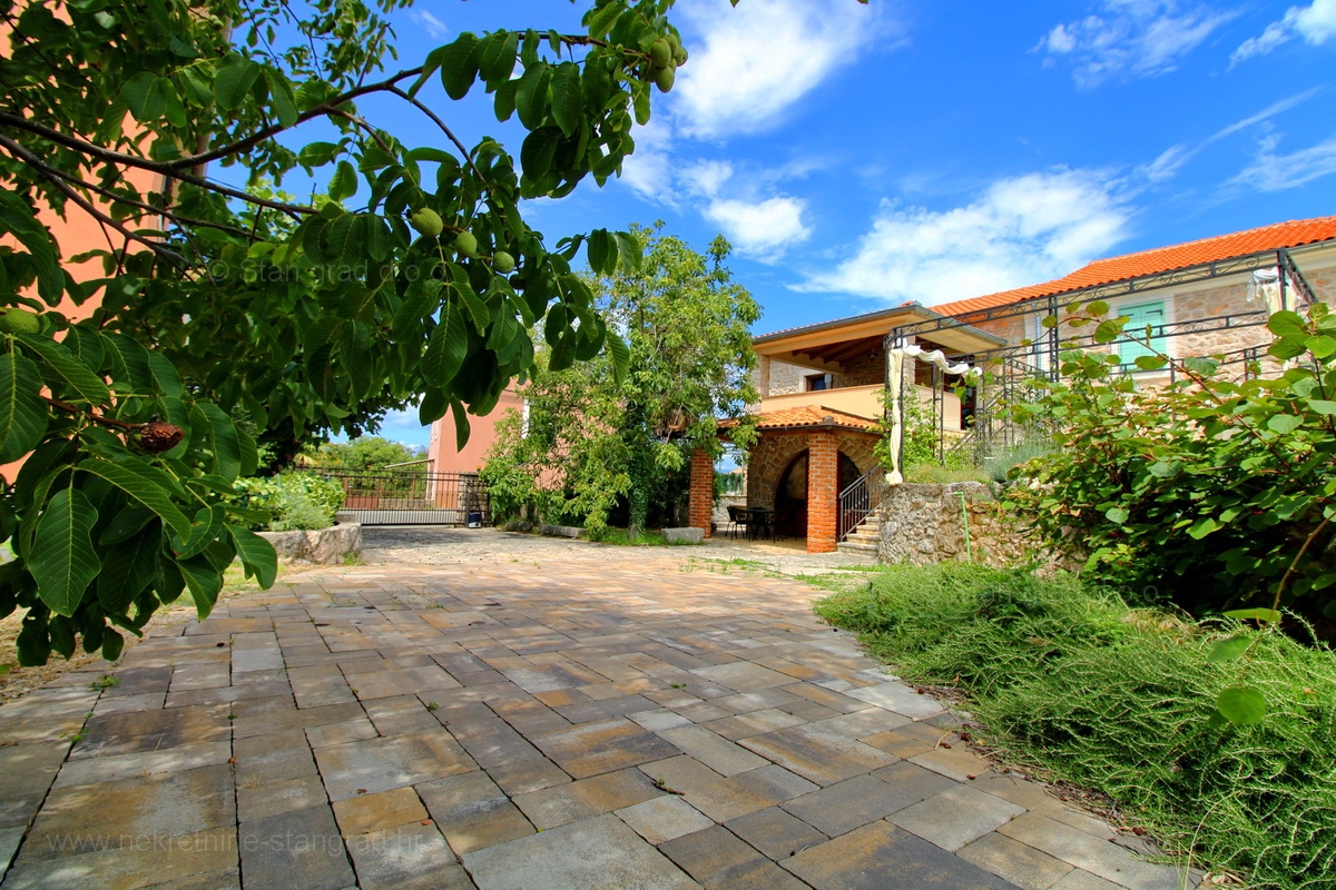 Malinska dintorni, casa in pietra con due appartamenti con piscina!