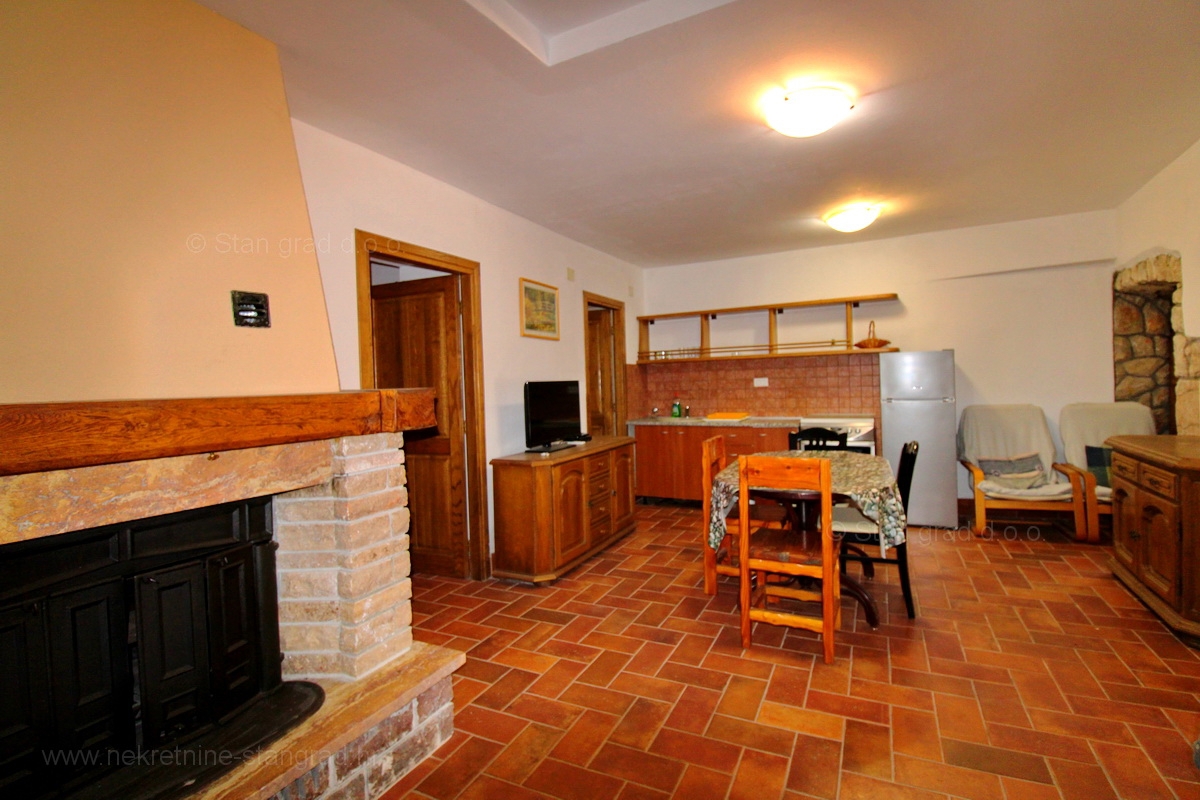 Malinska dintorni, casa in pietra con due appartamenti con piscina!