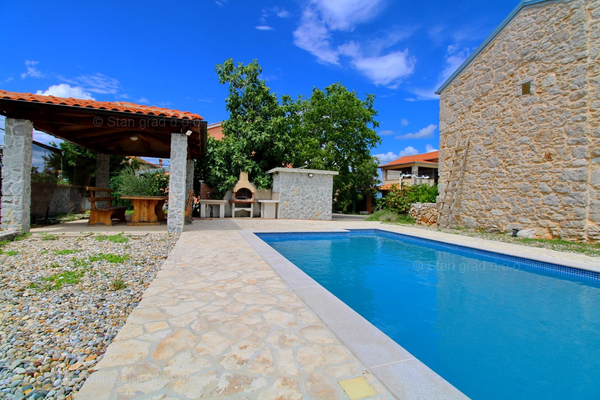 Malinska dintorni, casa in pietra con due appartamenti con piscina!