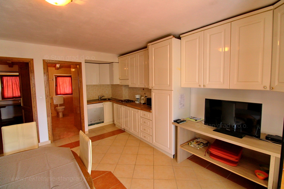 Malinska dintorni, casa in pietra con due appartamenti con piscina!