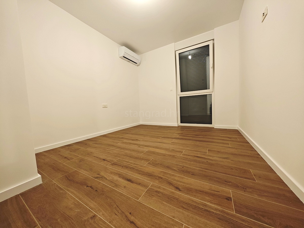 Omišalj, in vendita, bellissimo appartamento al primo piano con giardino, vicino al mare!