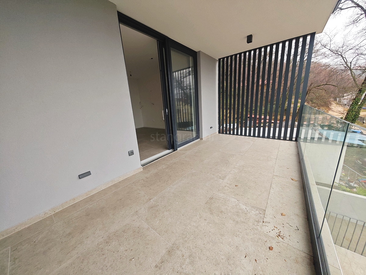 Omišalj, in vendita, bellissimo appartamento al primo piano con giardino, vicino al mare!