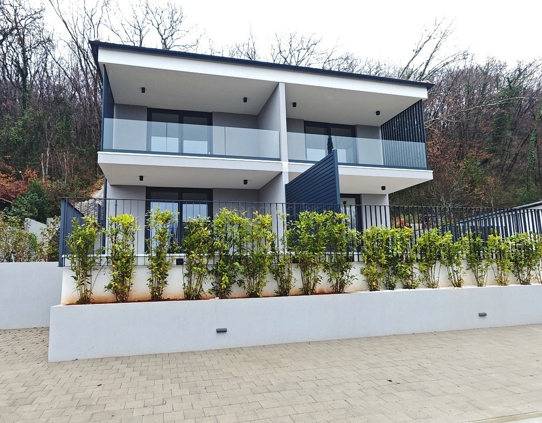 Omišalj, in vendita, bellissimo appartamento al primo piano con giardino, vicino al mare!