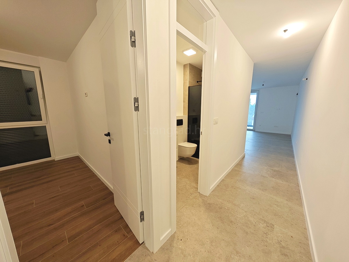 Omišalj, in vendita, bellissimo appartamento al primo piano con giardino, vicino al mare!