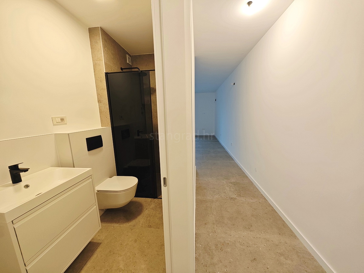 Omišalj, in vendita, bellissimo appartamento al primo piano con giardino, vicino al mare!