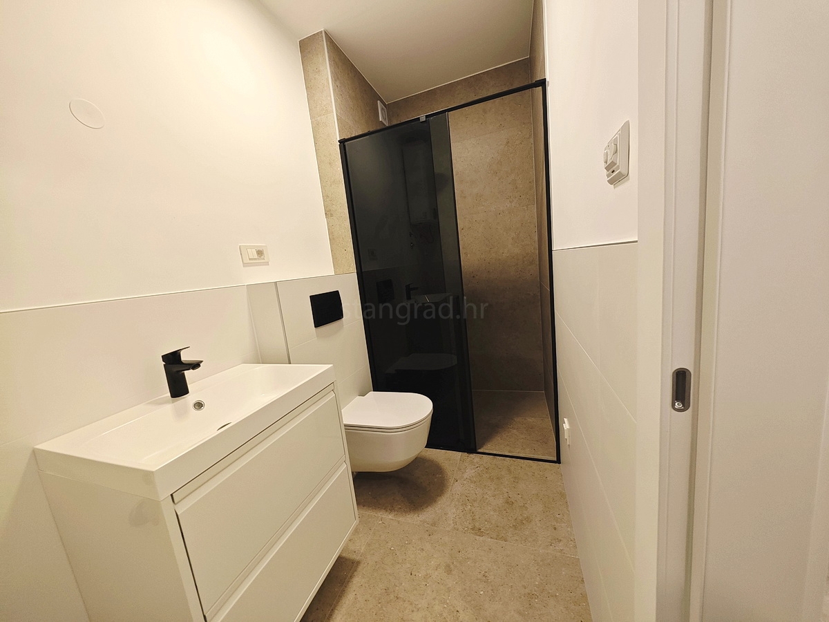 Omišalj, in vendita, bellissimo appartamento al primo piano con giardino, vicino al mare!