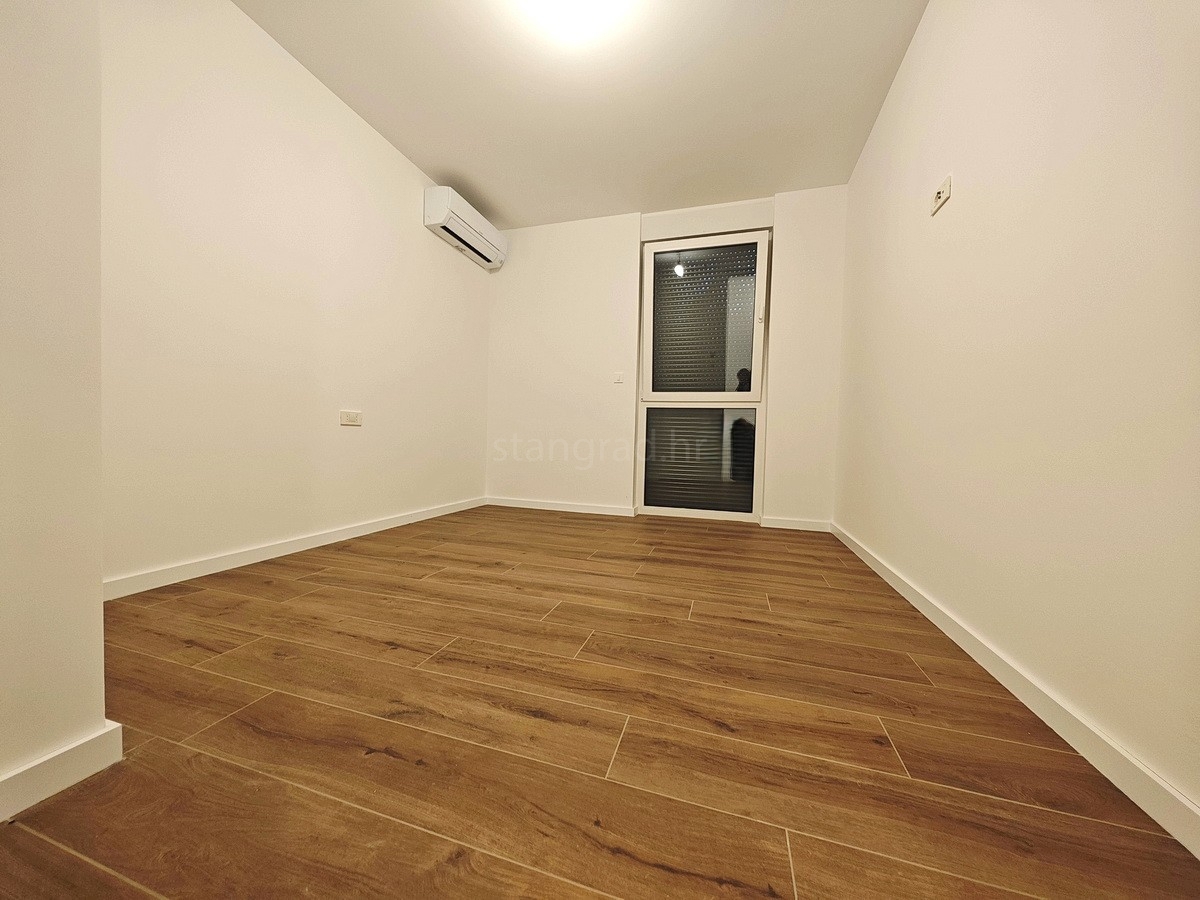 Omišalj, in vendita, bellissimo appartamento al primo piano con giardino, vicino al mare!