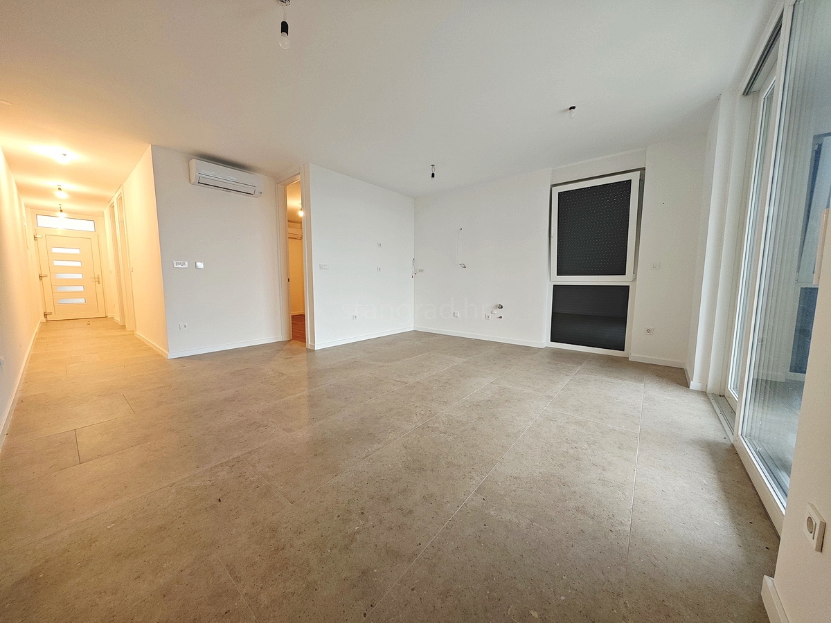 Omišalj, in vendita, bellissimo appartamento al primo piano con giardino, vicino al mare!