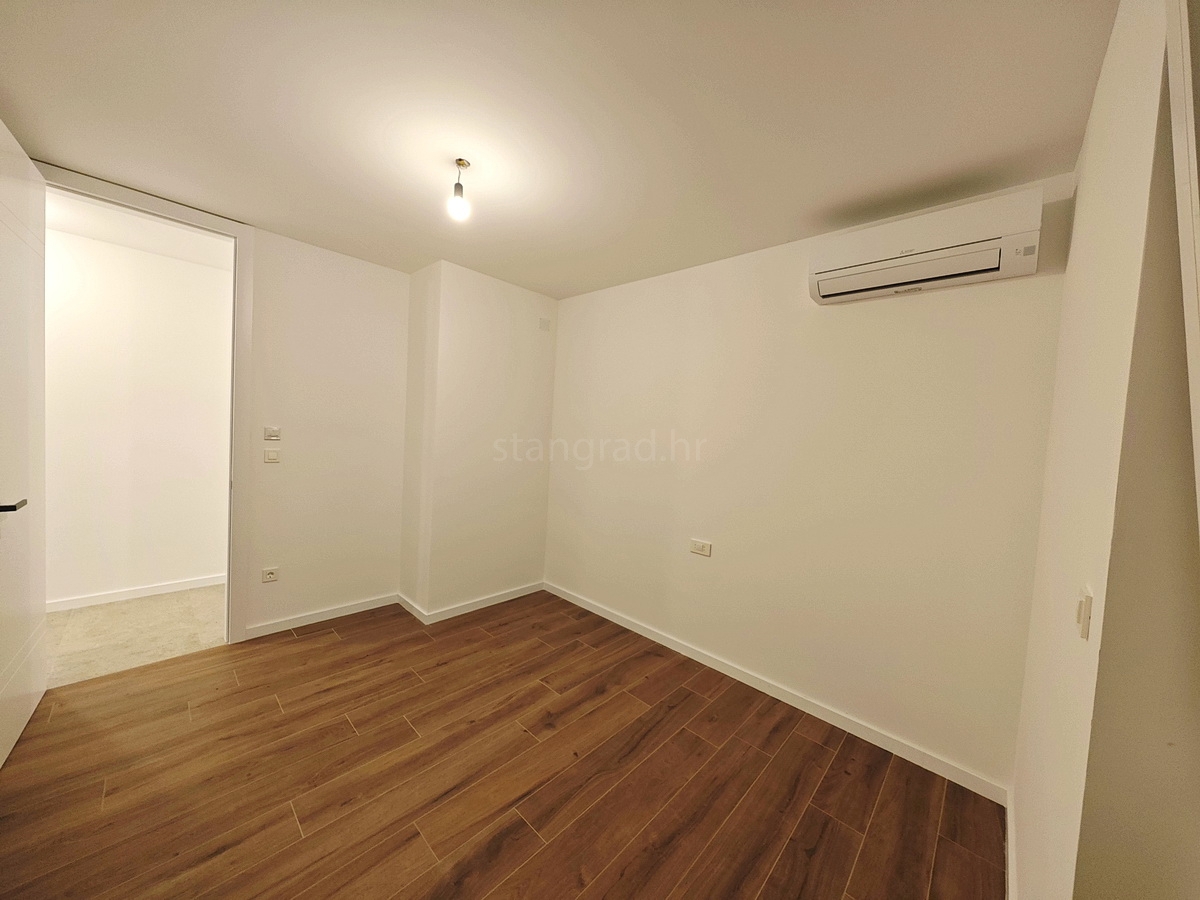 Omišalj, in vendita, bellissimo appartamento al primo piano con giardino, vicino al mare!