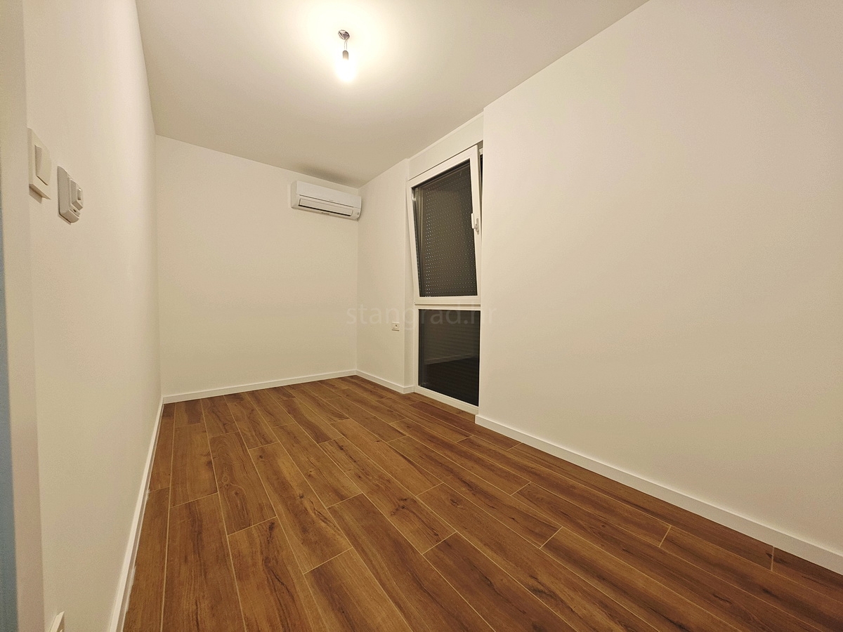 Omišalj, in vendita, bellissimo appartamento al primo piano con giardino, vicino al mare!