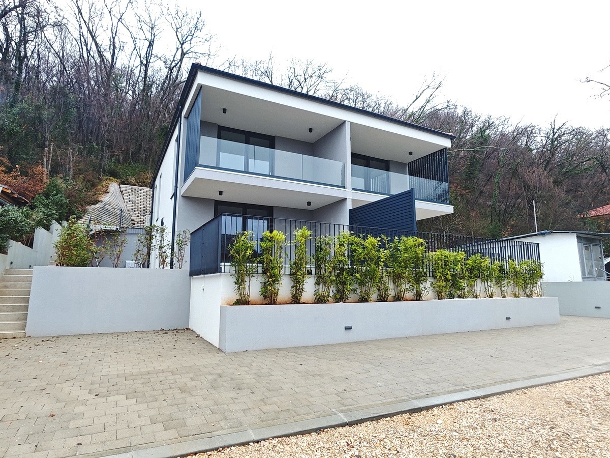 Omišalj, in vendita, bellissimo appartamento al primo piano con giardino, vicino al mare!