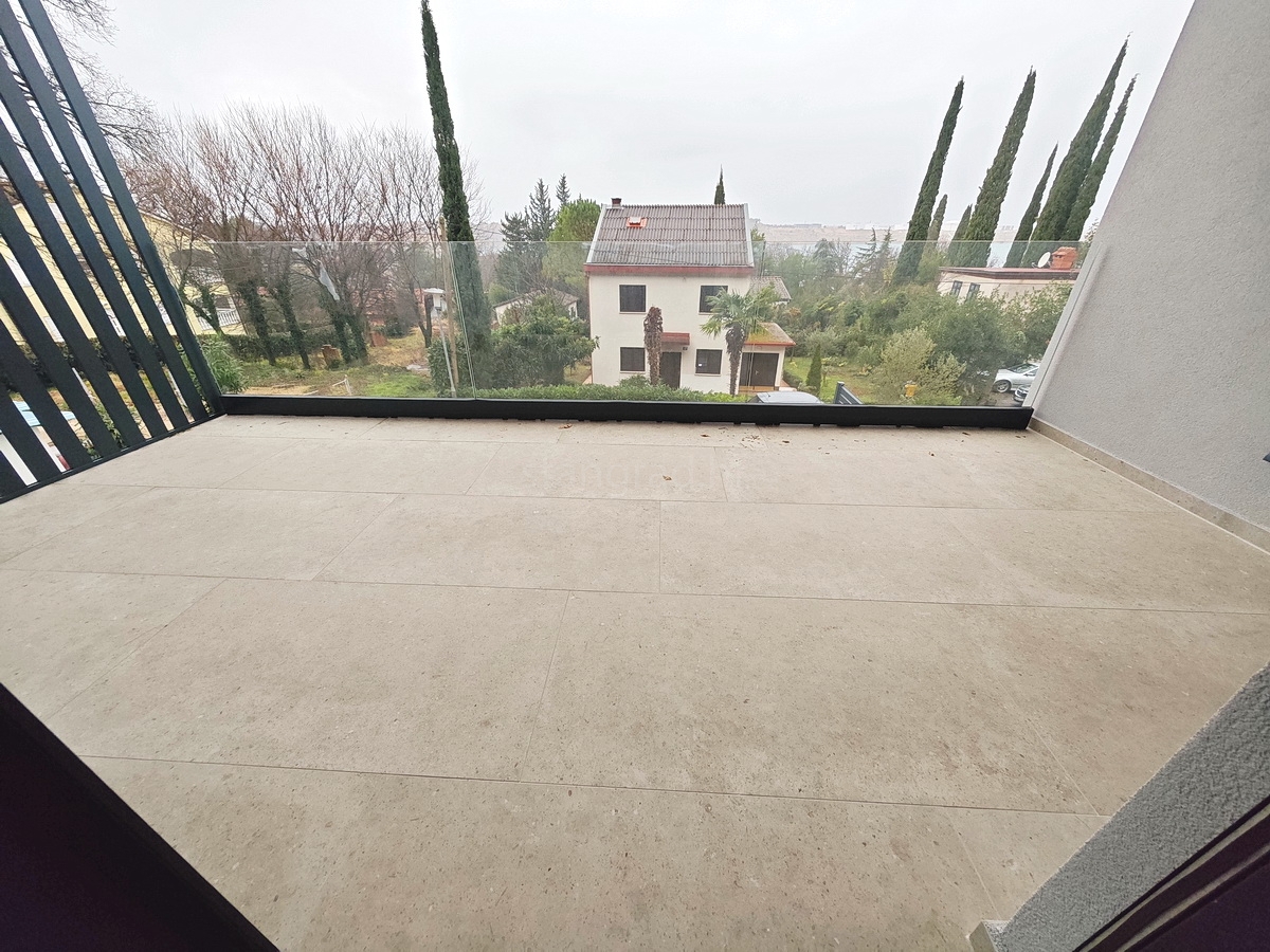 Omišalj, in vendita, bellissimo appartamento al primo piano con giardino, vicino al mare!