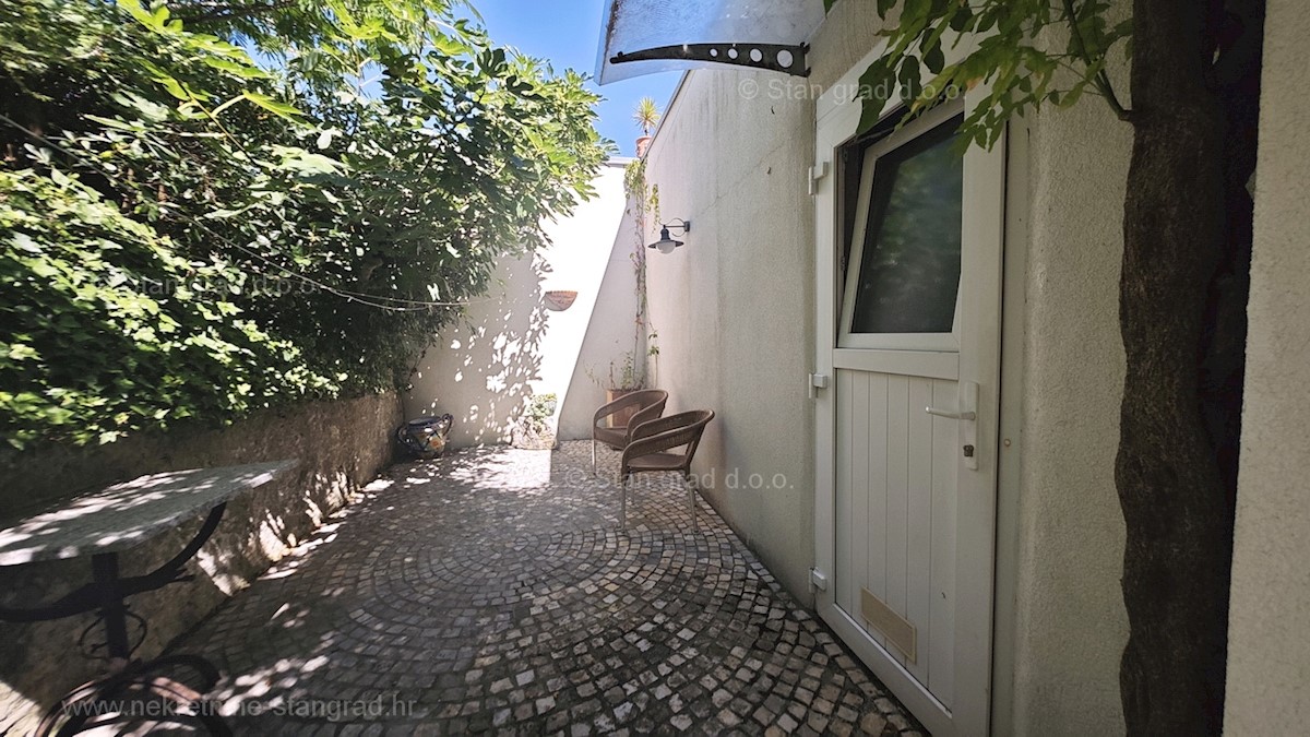 Isola di Krk, Šilo, casa in pietra ristrutturata in ottima posizione, a soli 40 m dal mare!!