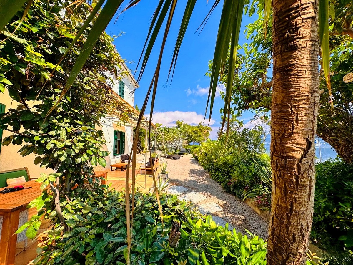 Isola di Krk, Šilo, casa in pietra ristrutturata in ottima posizione, a soli 40 m dal mare!!