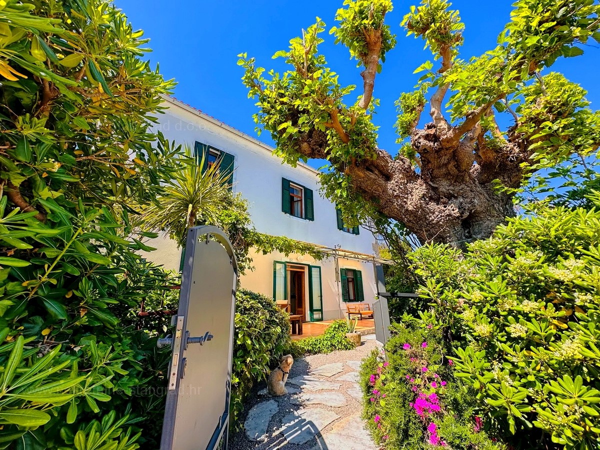 Isola di Krk, Šilo, casa in pietra ristrutturata in ottima posizione, a soli 40 m dal mare!!