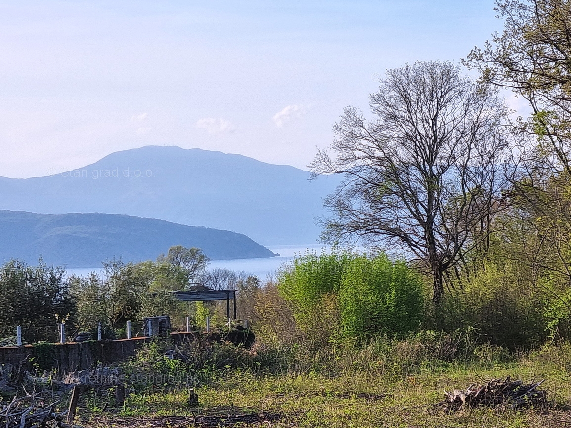 Dintorni di Krk, terreno agricolo in una posizione tranquilla, in vendita!