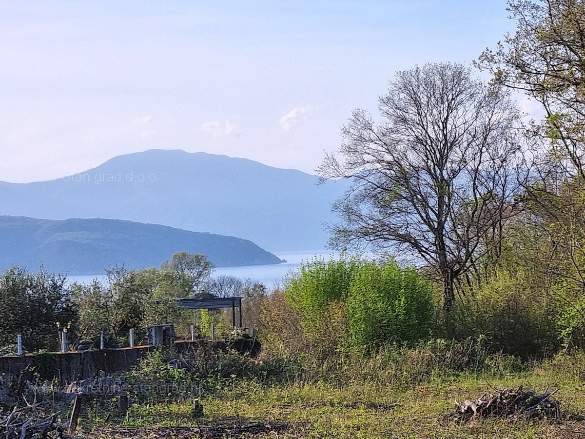 Dintorni di Krk, terreno agricolo in una posizione tranquilla, in vendita!