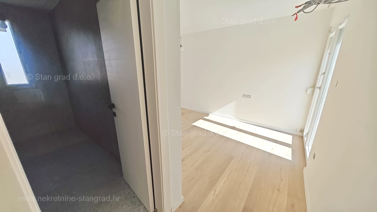 Zona di Krk, appartamento al 1° piano di un nuovo edificio con piscina!