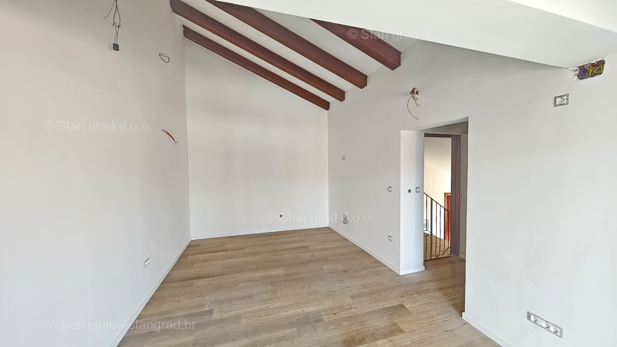 Zona di Krk, appartamento al 1° piano di un nuovo edificio con piscina!