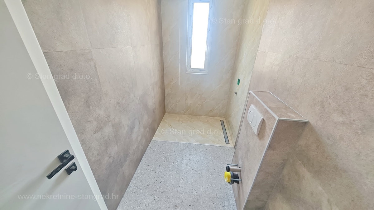 Zona di Krk, appartamento al 1° piano di un nuovo edificio con piscina!