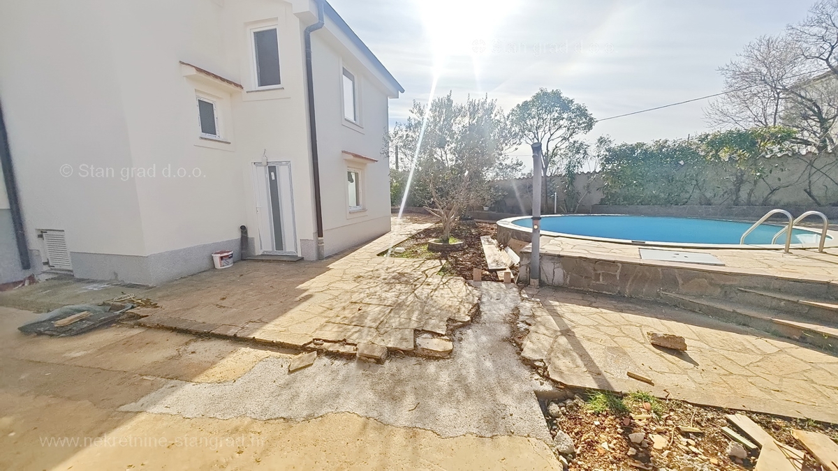 Zona di Krk, appartamento al 1° piano di un nuovo edificio con piscina!