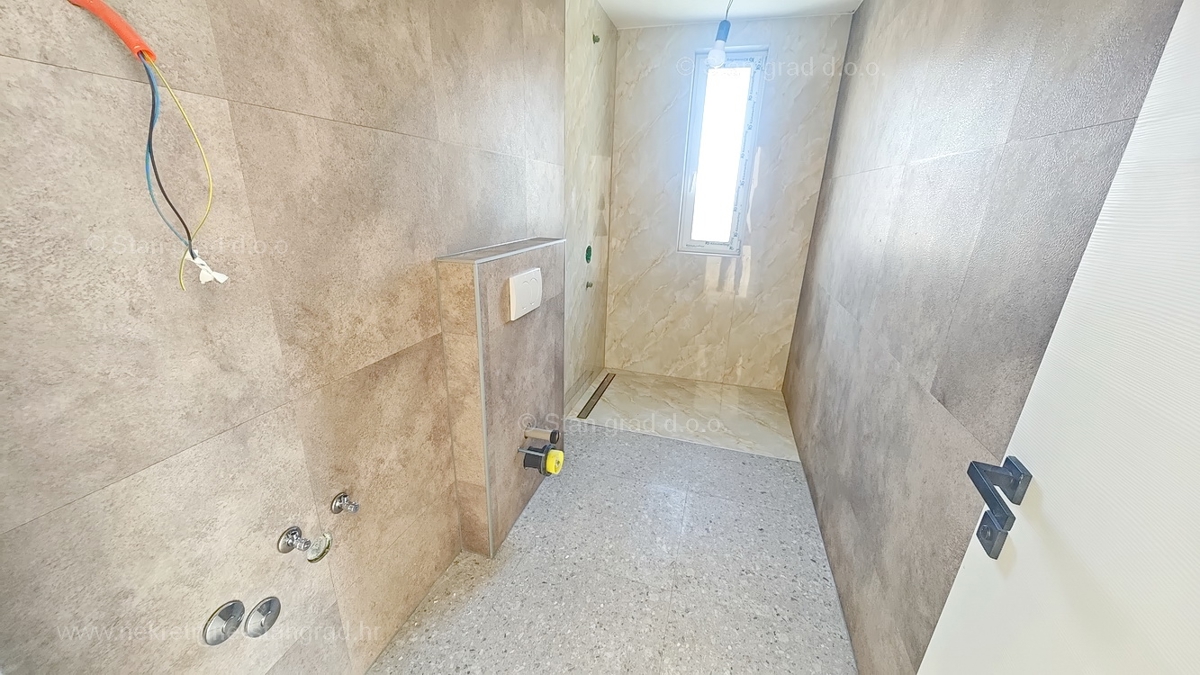 Zona di Krk, appartamento al 1° piano di un nuovo edificio con piscina!