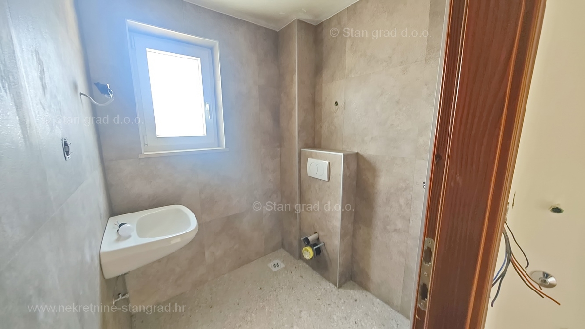 Zona di Krk, appartamento al 1° piano di un nuovo edificio con piscina!