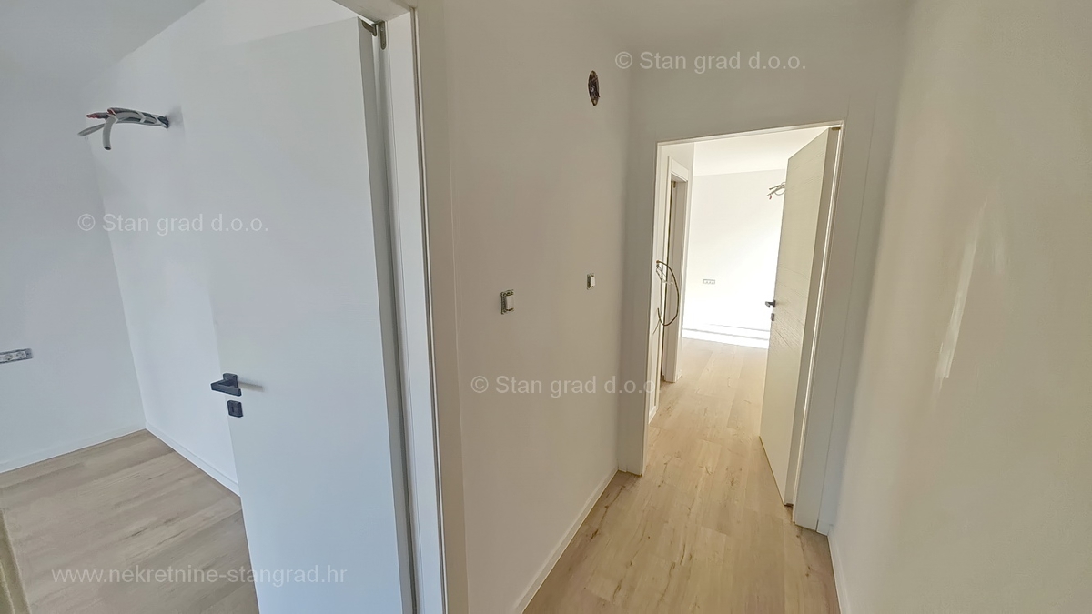 Zona di Krk, appartamento al 1° piano di un nuovo edificio con piscina!