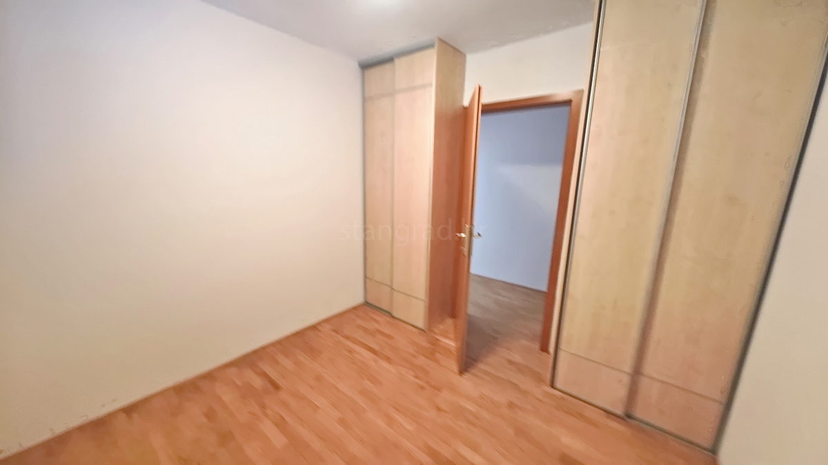 Baška, appartamento al piano terra in posizione tranquilla!