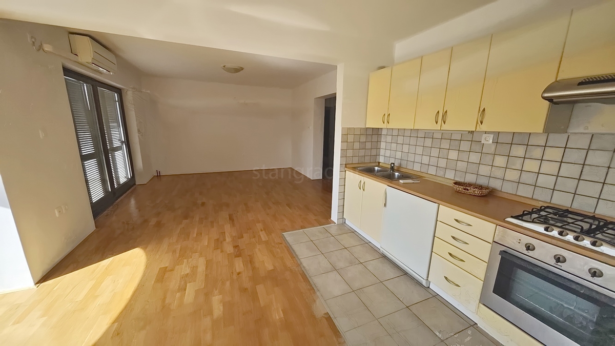 Baška, appartamento al piano terra in posizione tranquilla!