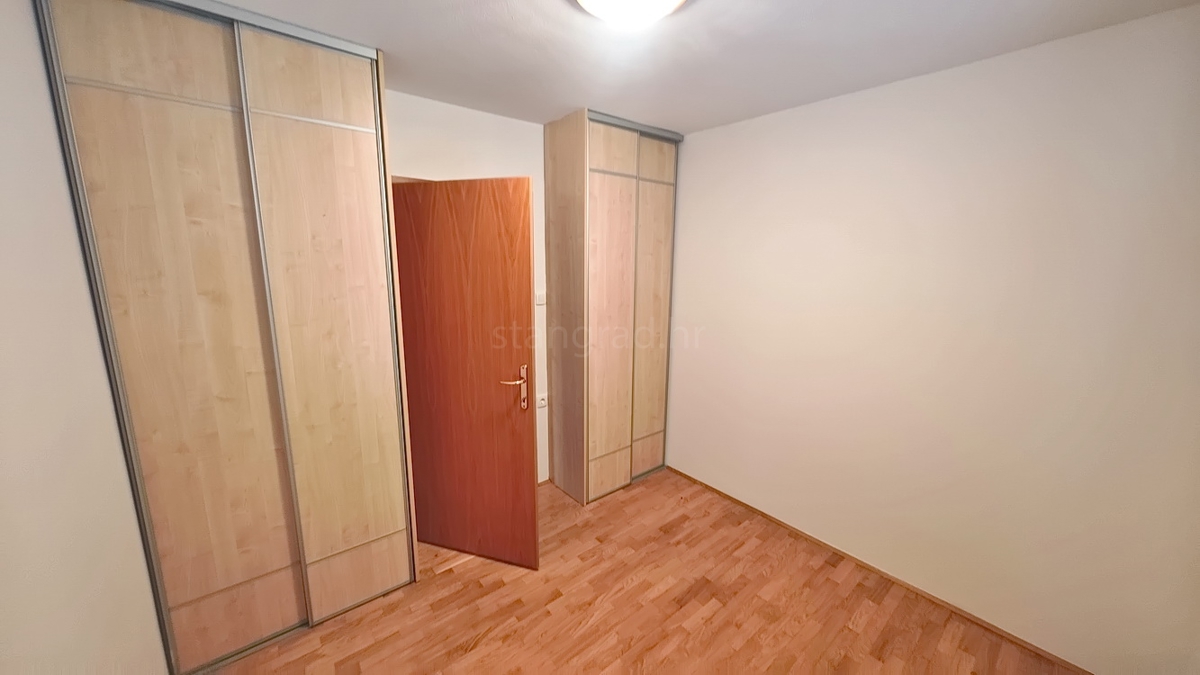 Baška, appartamento al piano terra in posizione tranquilla!