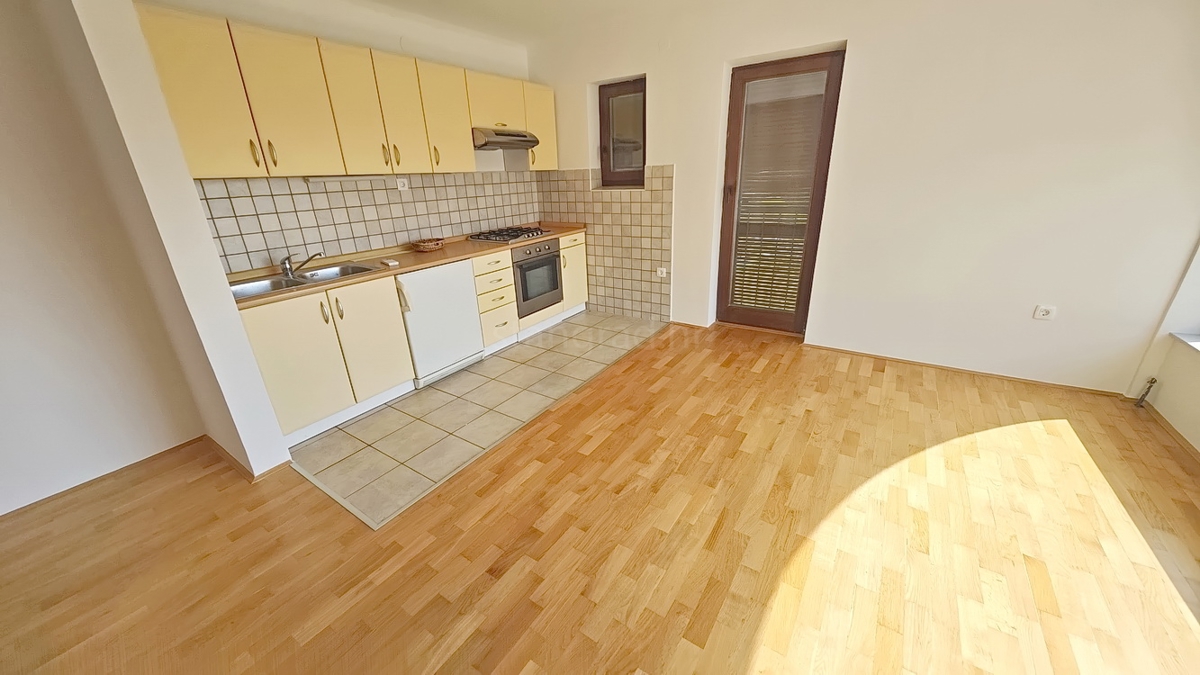 Baška, appartamento al piano terra in posizione tranquilla!