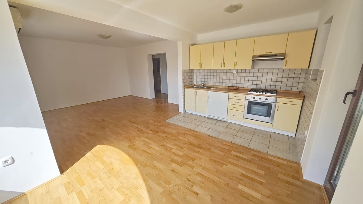 Baška, appartamento al piano terra in posizione tranquilla!